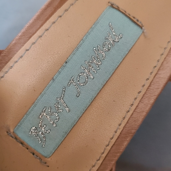 Shoes - Picture 4 of 8